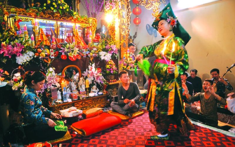 Lên đồng - Hành trình của thần linh và thân phận