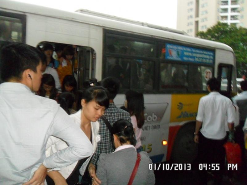Cảnh dừng tại một trạm xe buýt