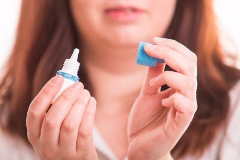 Người trưởng thành và trẻ em trên 3 tuổi nên hỏ 3 – 5 giọt sản phẩm vào tai