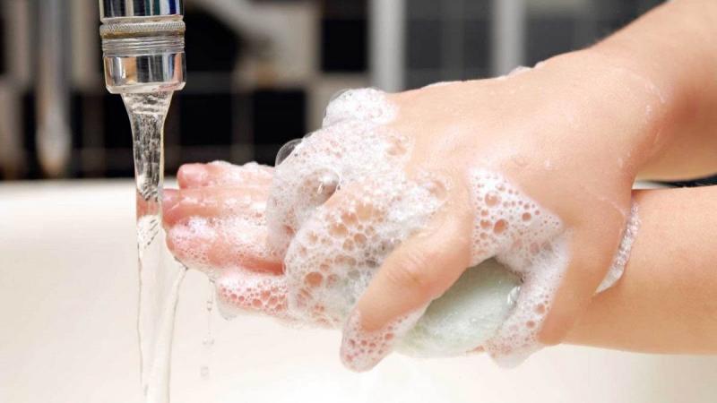 Rửa tay thật sạch trước khi bôi sản phẩm lên da