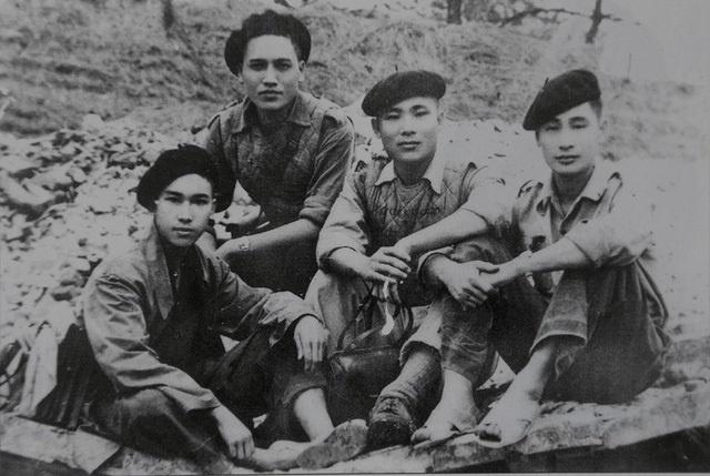 Nhà thơ Quang Dũng và đồng đội