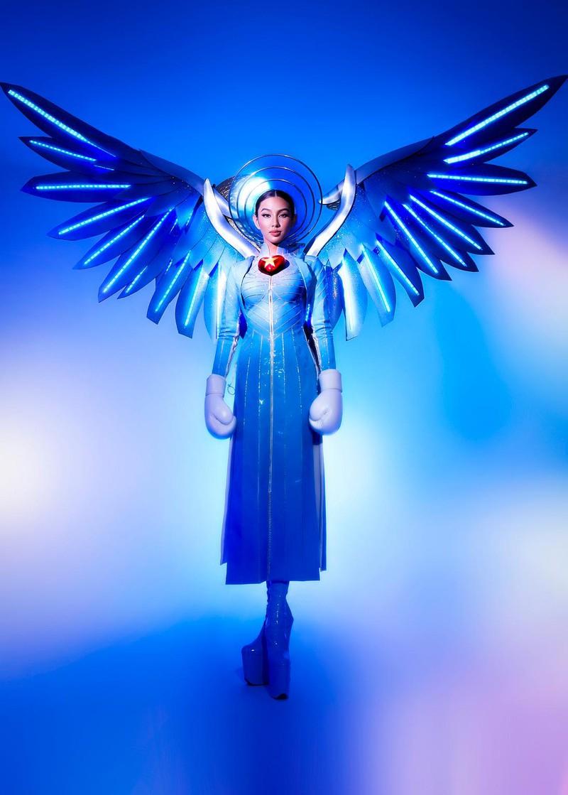 Trang phục dự thi National Costume của Thùy Tiên (Ảnh: Hoàng Phúc)
