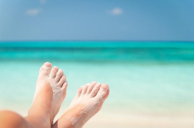 Loại bỏ cát dính ở bàn chân và giày dép