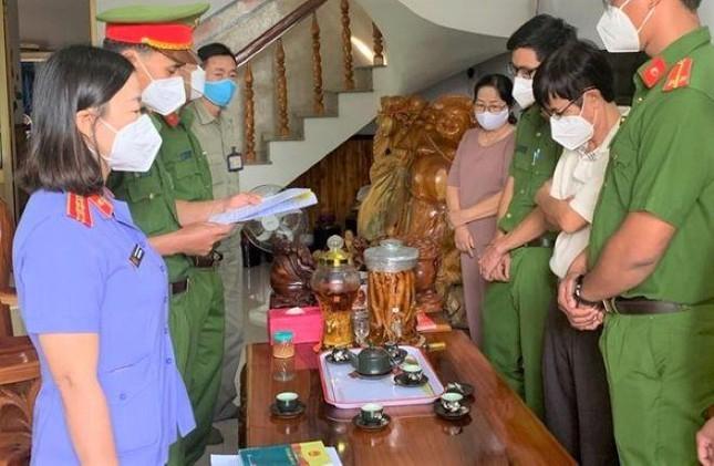 Ông Đoàn Thế Nam (áo trắng) bị công an khởi tố (Ảnh: LĐO)