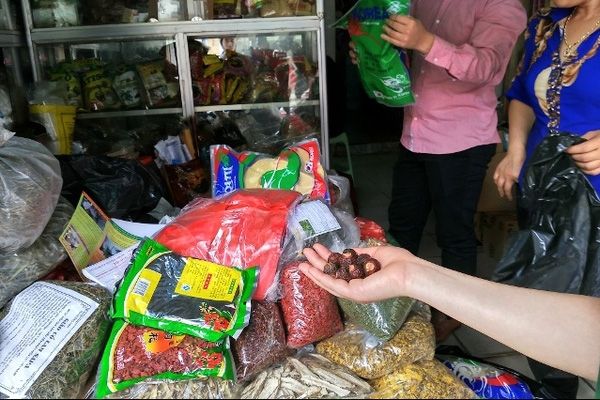 Trên thị trường nhiều người lùng sục tìm thứ quả đã bị lãng quên này