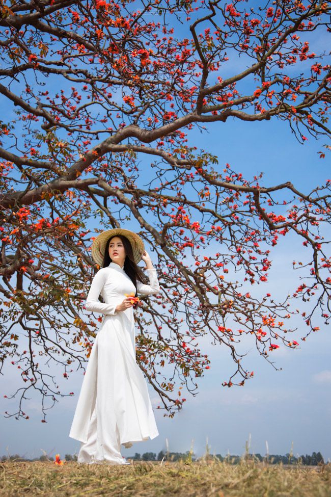 Người con gái với áo dài quê hương...