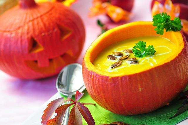 Súp bí đỏ là món ăn truyền thống ngày lễ Halloween rất giàu dinh dưỡng và được yêu thích.