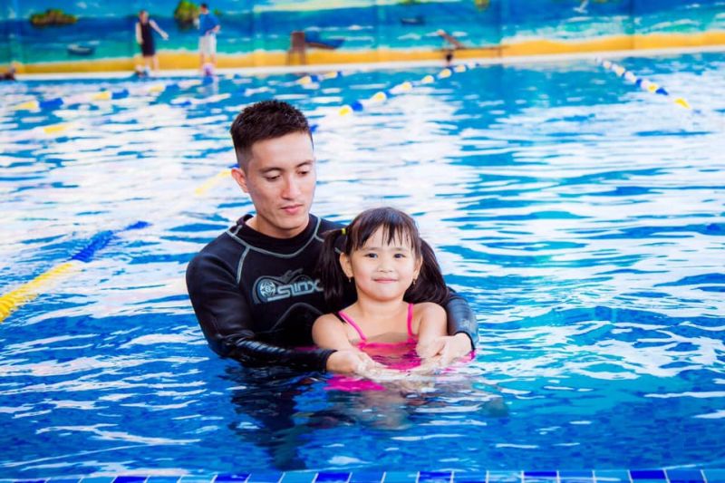 Lớp dạy bơi thầy Long