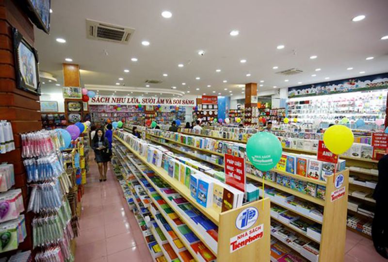 Nếu chúng ta kinh doanh kết hợp với  quà tặng chuyên các loại sách..hoặc thêm tạp hóa phẩm… thì diện tích mặt bằng phải 200m2…﻿