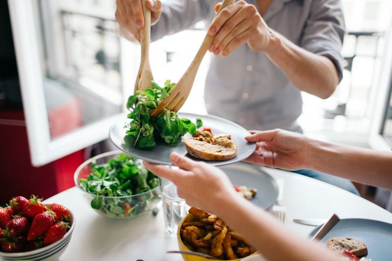 Ăn uống lành mạnh, cân đối giúp giữ dáng, eo thon trong dịp Tết