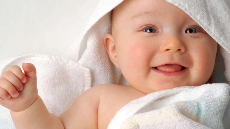 Lựa chọn quần áo mỏng, mịn để chăm sóc da cho bé