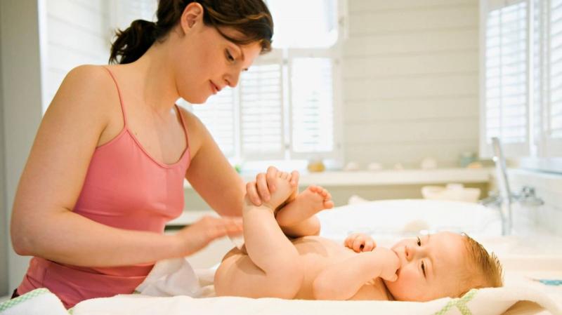 Lựa chọn quần áo mỏng, mịn để chăm sóc da cho bé