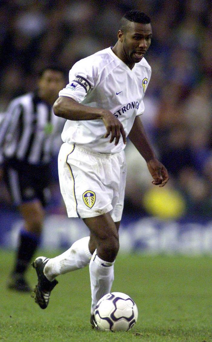 Lucas Radebe được FIFA trao Giải thưởng Fair Play vào năm 2000