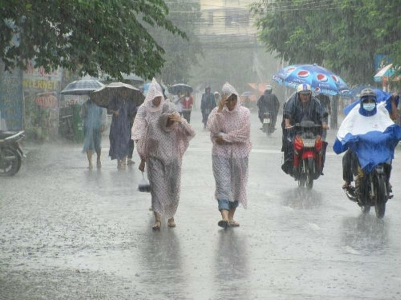 Luôn mang theo áo mưa, dù (ô) khi ra ngoài