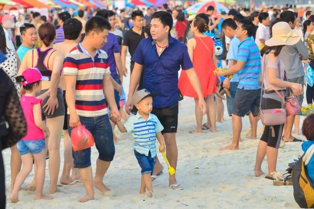 Hãy luôn theo sát con ở nơi đông người