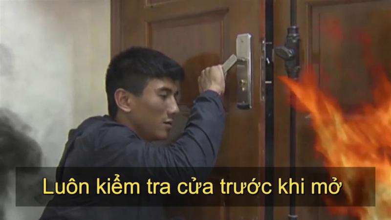 Lưu ý khi mở cửa ra ngoài