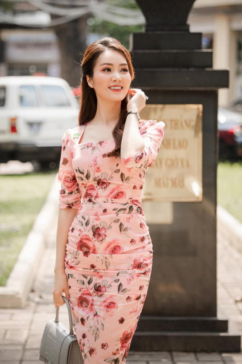 Mặc váy có chi tiết cầu kì