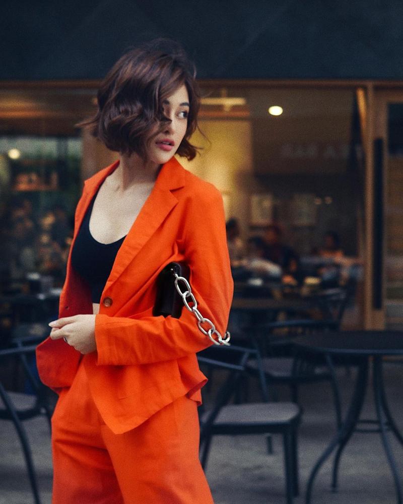 Mặc đồ màu da cam