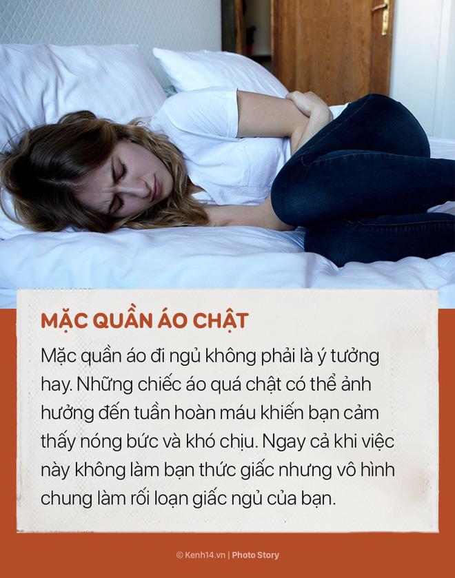 Mặc quần áo quá chật khi ngủ