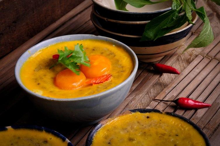 Tô mắm chưng với màu vàng cam nổi bật của trứng vịt