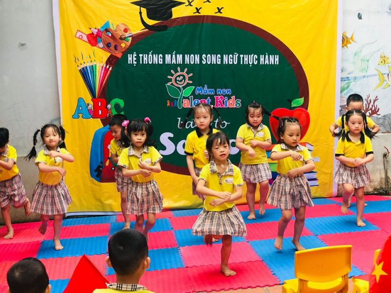 Trường mầm non Song Ngữ Thực Hành Talent Kids  là một trong những trường mầm non áp dụng chọn lọc các phương pháp  giảng dạy hiện đại, tiến tiến nhất của Việt Nam và Quốc  tế