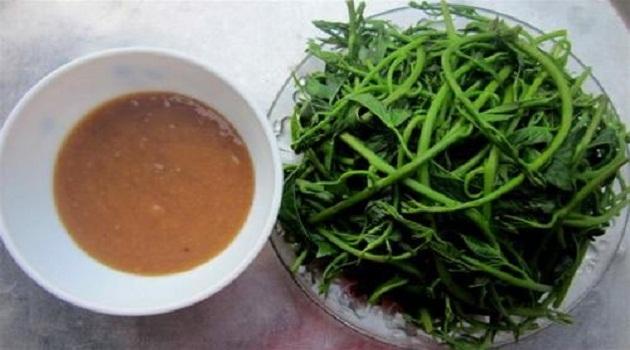 Mắm cáy chấm rau luộc