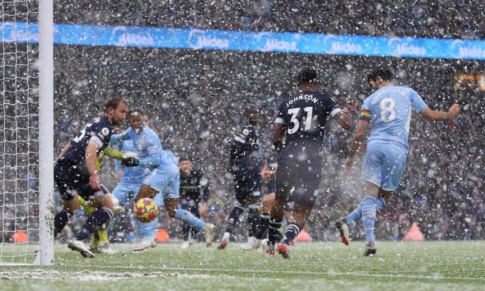 Pha mở tỷ số của Gundogan ở phút 33. (Ảnh: PA Images & Reuters)