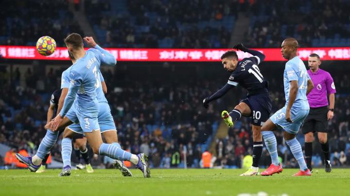 Lanzini ghi bàn rút ngắn tỷ số 1-2 cho West Ham ở phút 94. (Ảnh: premierleague.com)