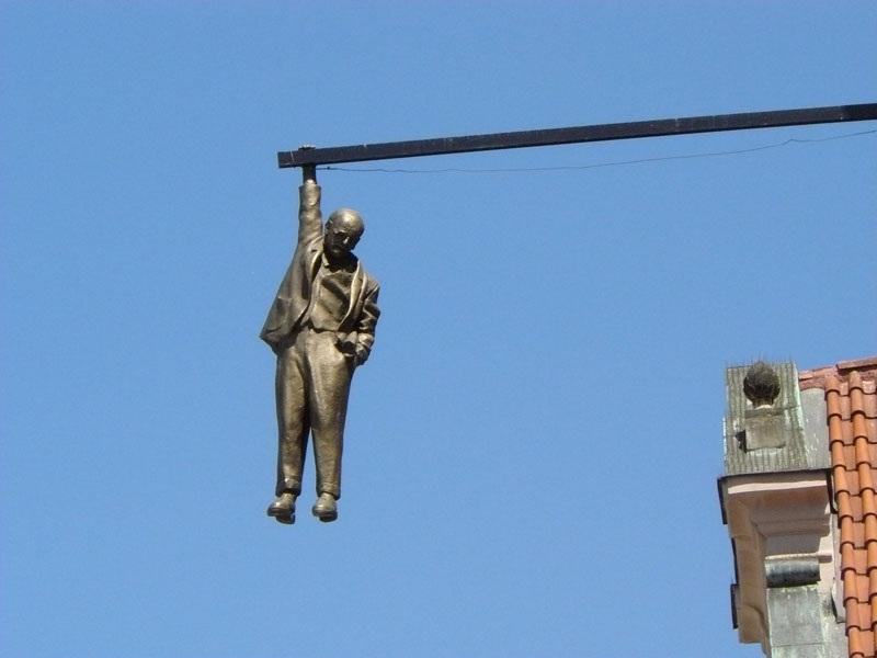 Tượng Man Hanging Out