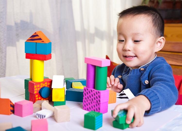 Mang đồ chơi con yêu thích ở nhà tới lớp