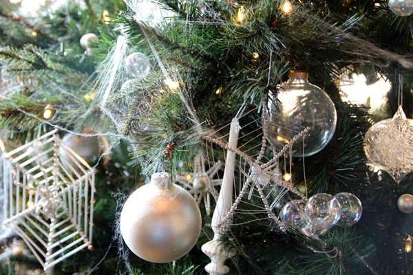 Mạng nhện treo trên cây thông Noel ở Ucraina