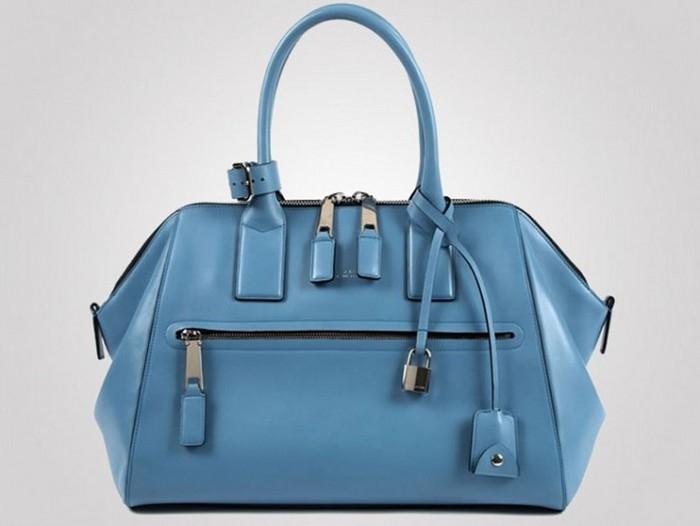Chiếc túi xách thuộc thương hiệu Marc Jacobs
