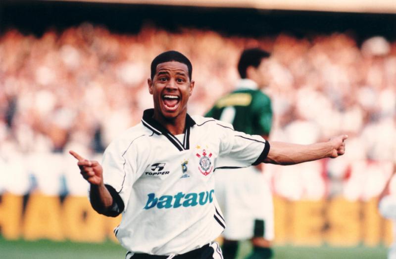 Marcelinho Carioca sút phạt