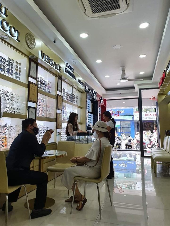Mắt Kính Hoàng Yến