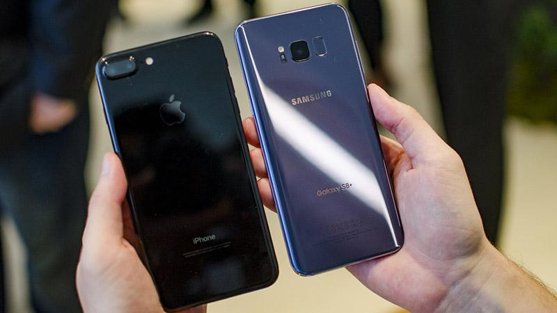 Mặt lưng kính đang là trào lưu của các flagship