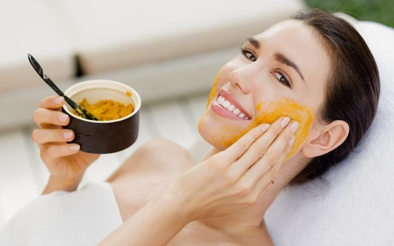 Mặt nạ kem tươi và bột nghệ