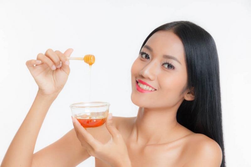 ﻿Mật ong được cho là có khả năng thúc đẩy các tế bào biểu mô trên da dầu hoạt động tốt hơn, nhờ đó cải thiện tình trạng nang tóc và giúp tóc mọc dễ dàng hơn