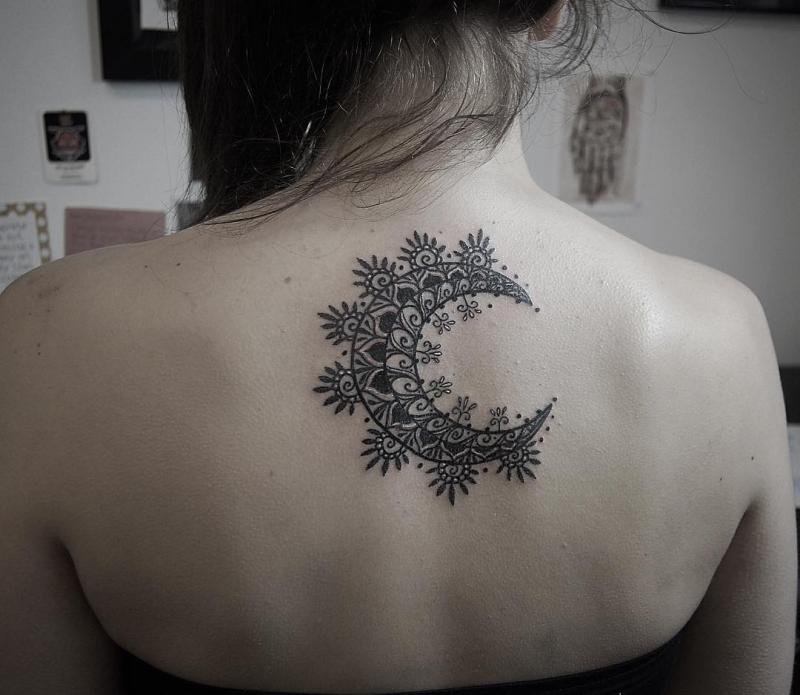 Tattoo trăng khuyết đơn giản mà cá tính cũng sẽ khiến các bạn trẻ yêu thích bởi sự cá tính của chính nó.