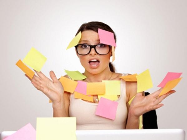 Mất trí nhớ ngắn hạn và kém tập trung là triệu chứng không thể tránh khỏi trong thời kỳ mãn kinh do sự thay đổi hoóc môn trong thời kỳ này.