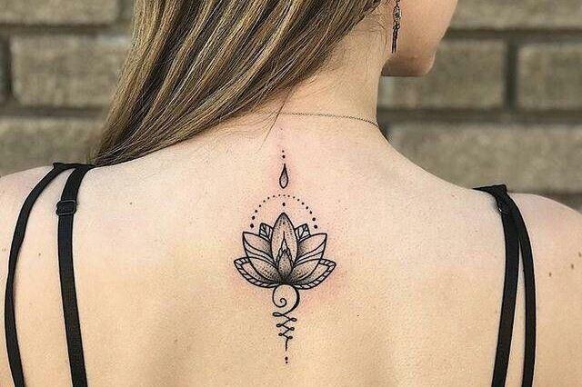 Với kỹ thuật ngày càng hiện đại, tattoo hoa bây giờ trông sinh động không khác gì một đóa hoa 3D in trên da thật sự