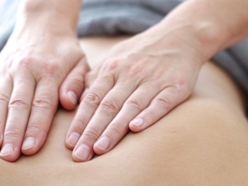 Mát xa bụng trước khi đi ngủ