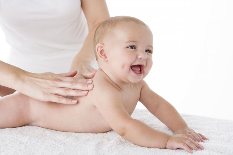 Mát xa cho bé bằng dầu Oliu