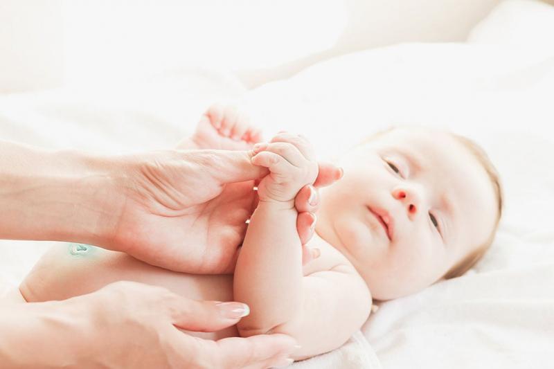 Mát xa nhẹ nhàng cho trẻ để cải thiện tuần hoàn máu