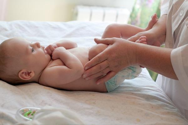 Mát xa nhẹ nhàng giúp con thư giãn và tốt cho sức khỏe.