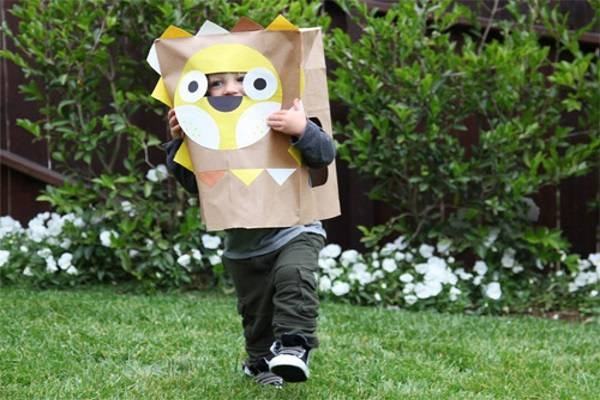Nhìn bé thật đáng yêu và năng động với mặt nạ carton