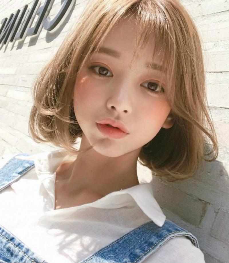 Tóc ngang vai mái thưa đem lại sự trẻ trung