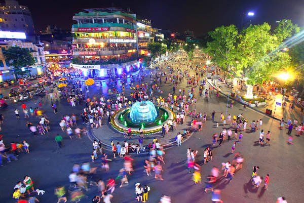 Phố đi bộ quanh Hồ Gươm