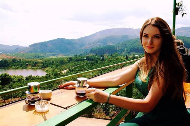 Du khách nước ngoài tới Mê Linh Coffee Garden