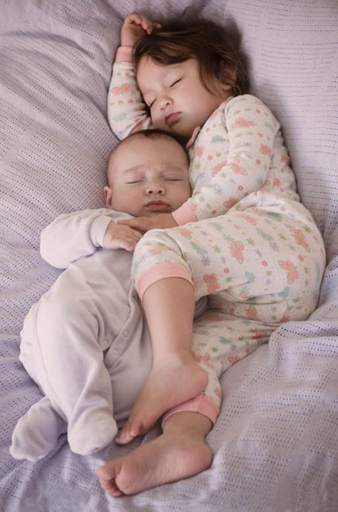 Mẹ vẫn lặng lẽ ngắm nhìn bạn khi bạn ngủ say
