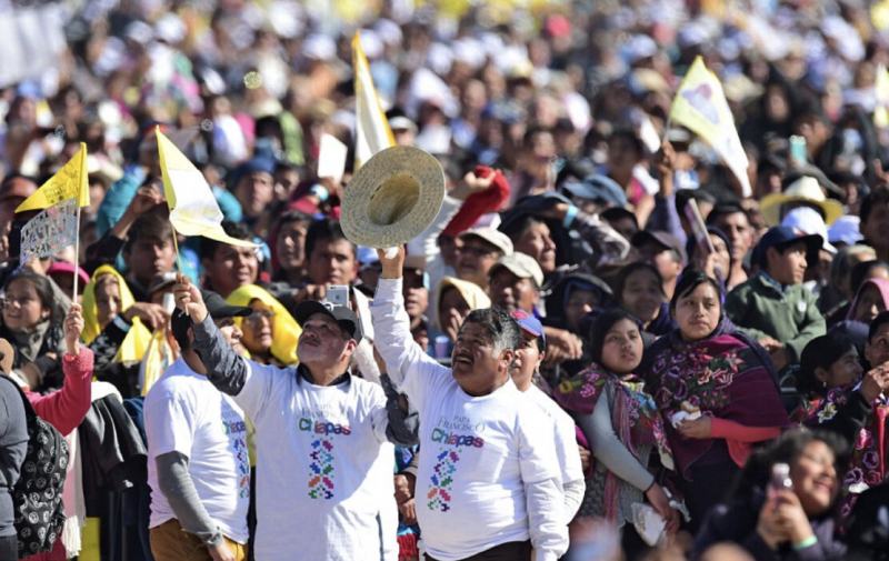 Người Công Giáo Mexico vui mừng ra đường chào đó Đức Giáo Hoàng Francis, trong một dịp Ngài ghé thăm đất nước này.